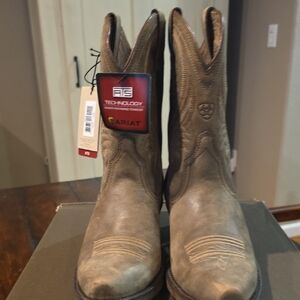 NWT Ariat Distressed Tan Cowboy Boots